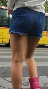 包臀牛仔短裤过马路