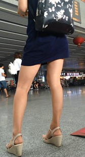 长腿短裙等车少妇