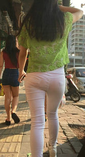街拍白裤子紧臀少妇