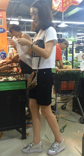 跟拍超市黑裙少妇