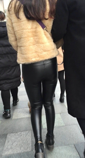 紧身黑皮裤包臀少妇