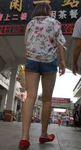 跟拍牛仔热裤小妹