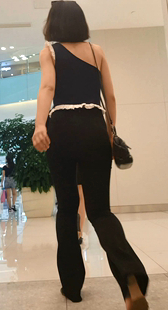 商场黑裤小少妇身材好