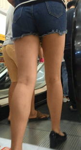 长腿牛仔热裤上电梯