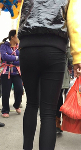 跟拍黑紧打底裤少妇视频