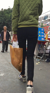 街拍黑裤小美女