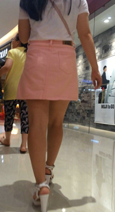 商场高跟粉裙少妇