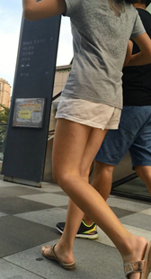 长腿凉拖小美女