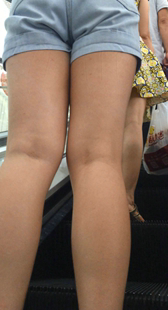 商场美腿短裤上电梯