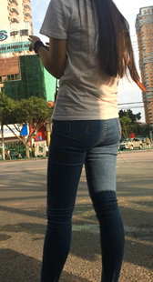 公交站翘臀紧牛美女