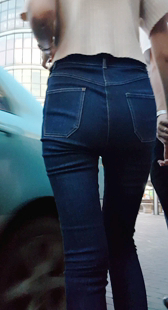 紧身牛仔裤长腿美少妇