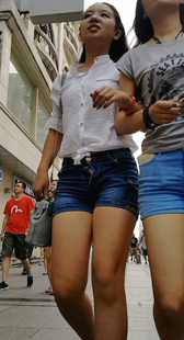 饱满圆润翘臀短裤两少妇