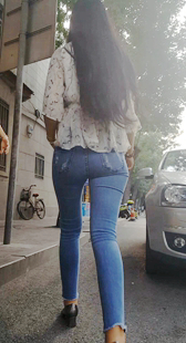 紧身牛仔美眉极品饱满圆润翘臀