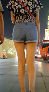 牛仔短裤饱满圆润翘臀少妇