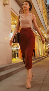 深红紧身包臀美少妇