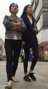 两个紧身裤美眉视频