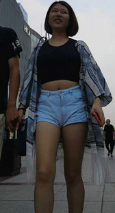 牛仔紧绷短裤少妇性感大胸