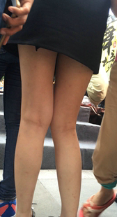 黑色连衣裙丰臀长发美眉