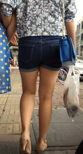 圆润紧翘丰臀热裤少妇