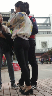 黑裤大翘臀少妇