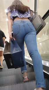 紧绷牛仔裤妹子极品饱满圆润翘臀