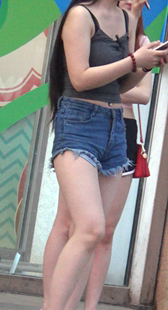 街拍一对短裤白腿圆臀美眉