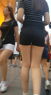 圆润翘臀黑色热裤妹子