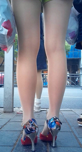 高跟黄色热裤肉丝长腿美眉