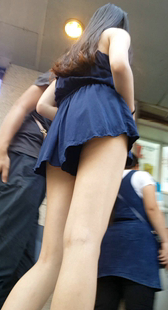 蓝色休闲短裤极品长腿漂亮美女