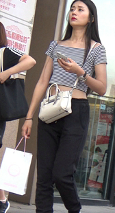 两个休闲裤板鞋长发漂亮美女来逛街