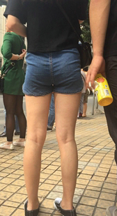 牛仔美腿热裤美眉