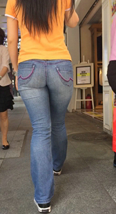 圆润大屁股牛仔裤熟女