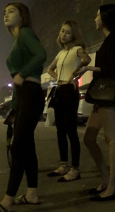 夜店准备上班的紧身裤和短裤美女