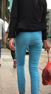 蓝色紧身裤翘臀美眉逛街