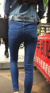 街拍极品牛仔裤翘臀长发美女