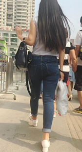 街拍长发牛仔裤MM