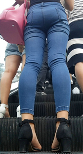 蓝色牛仔裤饱满圆臀长腿少妇