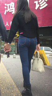 蓝色牛仔裤圆润翘臀妹子