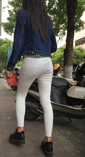 白色紧身裤长发妹子
