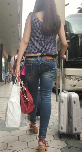 牛仔裤翘臀美眉来旅行