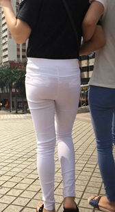 街拍白色紧身裤美眉
