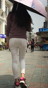 撑伞的白色紧身裤妹子