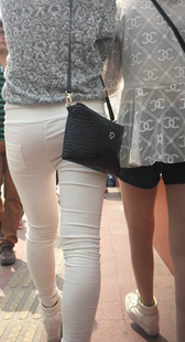 白色紧身裤妹子走路屁屁真能扭