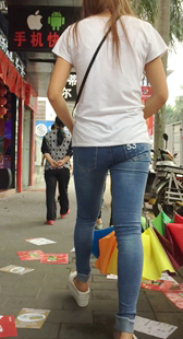 白上衣蓝色牛仔裤美眉