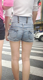 街拍牛仔热裤翘臀MM