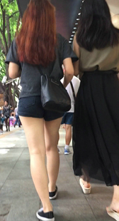 黑色热裤与长裙美眉逛街