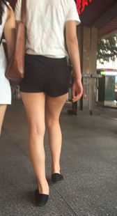 黑色短裤翘臀长腿美眉