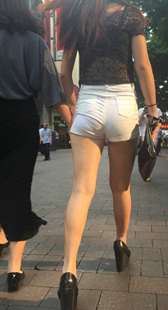 白色热裤圆润翘臀美眉