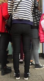 黑色紧身裤翘臀美眉