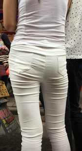 白色紧身裤美眉和男友逛街